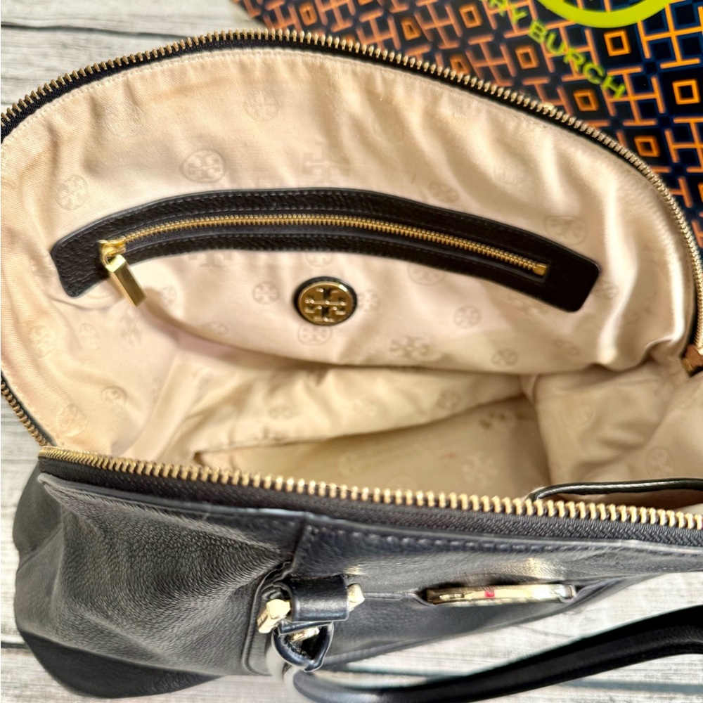 Tory Burch - Authentic black leather shoulder bag. Dome. Golden hardware, logo - Picture 15 of 16